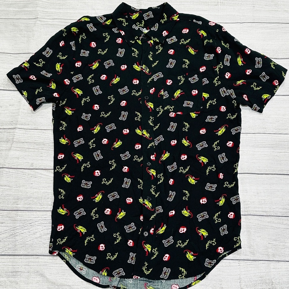 Disney Snow White And The Seven Dwarfs Evil Queen Icons Woven Button-Up - Picture 3 of 3